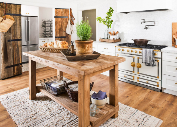 Dapur dengan perabot yang memiliki kaki tinggi dan elegan